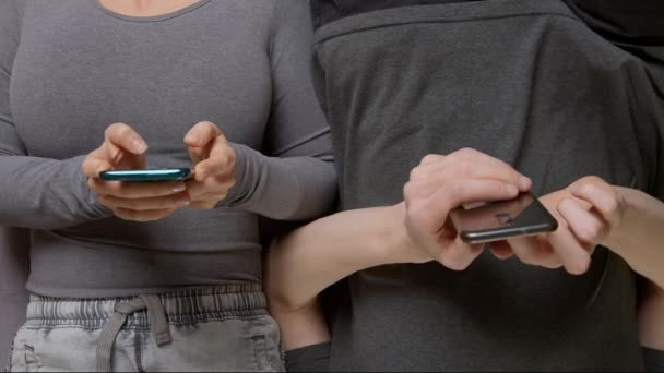 Para Ludzi Używa Telefonów Leżących Łóżku Mężczyzna Kobieta Piszą Tekst — Wideo stockowe