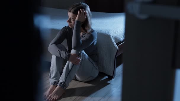 Donna Triste Seduta Una Stanza Buia Solitudine Depressione Concetto — Video Stock