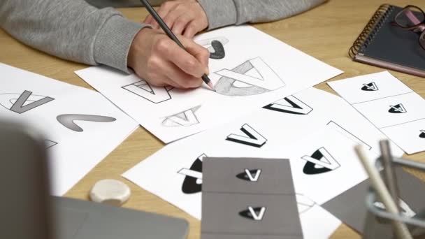 ロゴデザインと制作 デザイナーは紙にブランドのスケッチを描きます — ストック動画