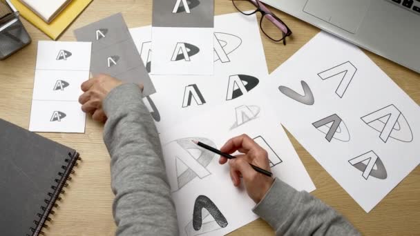Logotypdesign Och Skapande Designern Ritar Skiss Varumärket Papper — Stockvideo