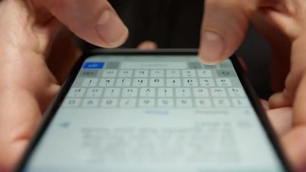 Primer Plano Una Pantalla Del Teléfono Dedos Escribiendo Texto Mensaje — Vídeo de stock