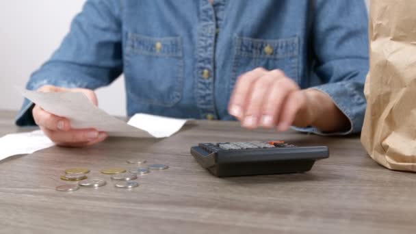 Una Mujer Tiene Recibo Gastos Mano Cuenta Con Una Calculadora — Vídeos de Stock