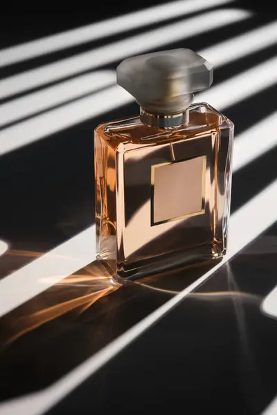Butelka Szklanych Perfum Stylowa Kompozycja Reklamowa Perfum Koncepcja Reklamy Perfum Zdjęcie Stockowe