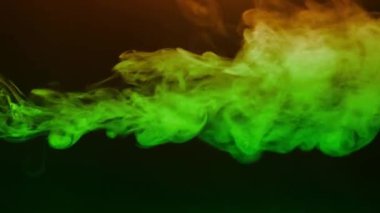 Kıvırcık duman renkli bir arka planda hareket eder. Soyut duman çizgileri. Neon arkaplanda dumanın canlandırması