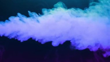 Kıvırcık duman renkli bir arka planda hareket eder. Soyut duman çizgileri. Neon arkaplanda dumanın canlandırması