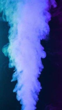 Dikey video. Kıvırcık duman renkli bir arka planda hareket eder. Soyut duman çizgileri. Neon arkaplanda dumanın canlandırması