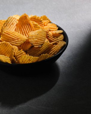 Büyük bir kase kızarmış patates cipsi. Atıştırmalıklar, bira aperatifleri..