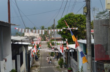 Köylü çocuklar arkadaşlarıyla oynuyorlar..