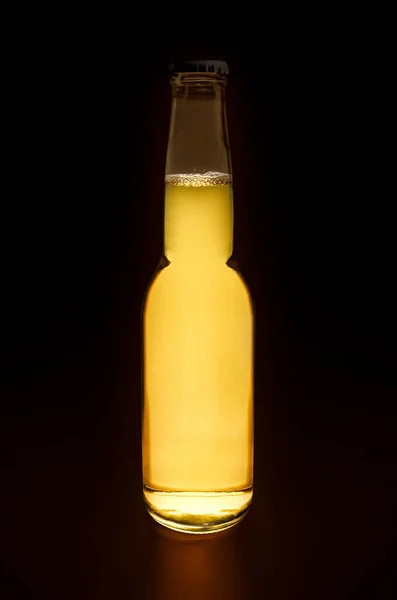 ビールのボトル 黒の背景に影と光の黄色の反射で隔離されたライトビールボトル — ストック写真