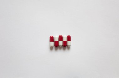 Hafif arka planda haplar ve kapsüller. sağlık hizmetleri