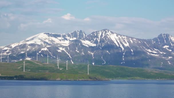 生態学 ノルウェーのフィヨルドの風力タービン 風力タービン 代替エネルギーパワー 回転翼とシースカイラインのドローン空中ビュー ノルウェーの風景 美しい自然 — ストック動画