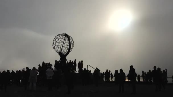 유럽의 사람들의 실루엣입니다 Nordkapp 밤중의 태양입니다 북극의 노르웨이인 — 비디오