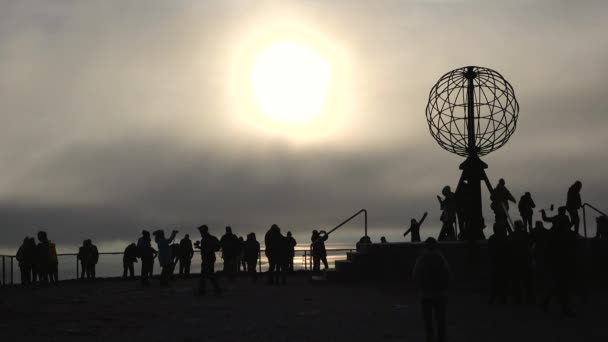Silhuetter Människor Europas Nordliga Udde Midnattssol Nordkapp Nordkappa Norge Arktisk — Stockvideo
