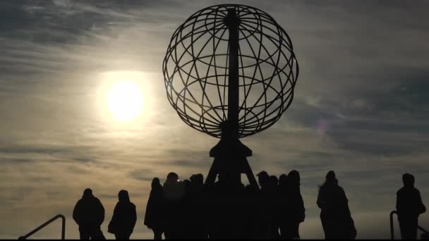 ヨーロッパの北部の岬の人々のシルエット ノルトカップの真夜中の太陽 北の岬ノルウェー 北極ノルウェーの空 — ストック動画