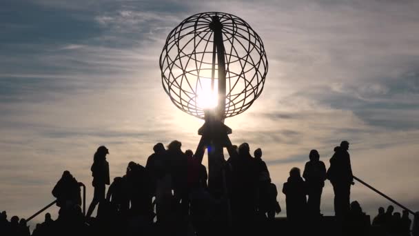 ヨーロッパの北部の岬の人々のシルエット ノルトカップの真夜中の太陽 北の岬ノルウェー 北極ノルウェーの空 — ストック動画