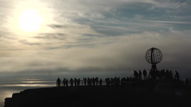 Silhouetten Van Mensen Noordelijke Kaap Van Europa Middernachtzon Nordkapp Noordkaap — Stockvideo