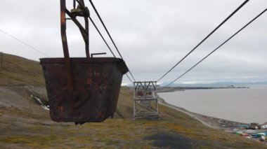 Ekoloji. Endüstri. Spitsbergen. Kablo istasyonu. Norveçli takımadaların dağları arasında, Longyearbyen kasabasındaki eski terk edilmiş kömür teli. 4K