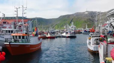 Geleneksel balıkçı tekneleri Norveç 'in ünlü tarihi balıkçı köyünün limanında gün batımında. Kutup taşımacılığı, Norveç 'te balık avı. Norveç 'in Honningsvag şehrinde. Nordkapp 'a yolculuk