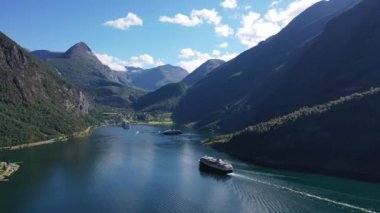 Norveç 'in doğası. En güzel manzaralar. Unutulmaz bir seyahat. Haşmetli fiyort İHA tarafından vuruldu. Hava görünümü.