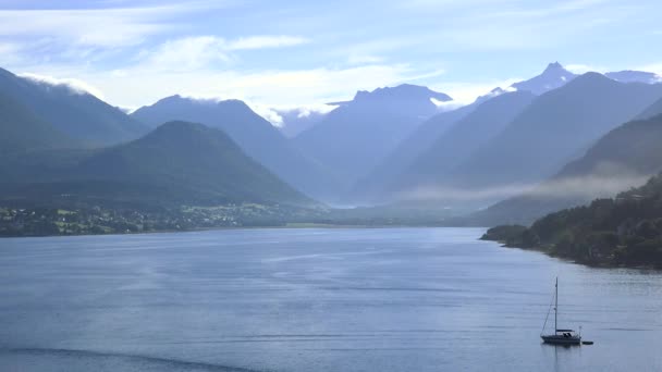 ノルウェーの自然 最も美しい風景 忘れられない旅 マジェスティック フィヨルドがドローンで撃った エアリアルビュー — ストック動画