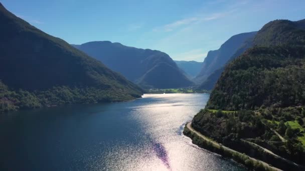 ノルウェーの自然 最も美しい風景 忘れられない旅 マジェスティック フィヨルドがドローンで撃った エアリアルビュー — ストック動画