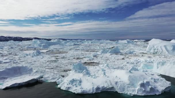 북극의 풍경입니다 빙산은 청록색 베이에서 녹습니다 환경에서 거대한 온난화 문제에 — 비디오