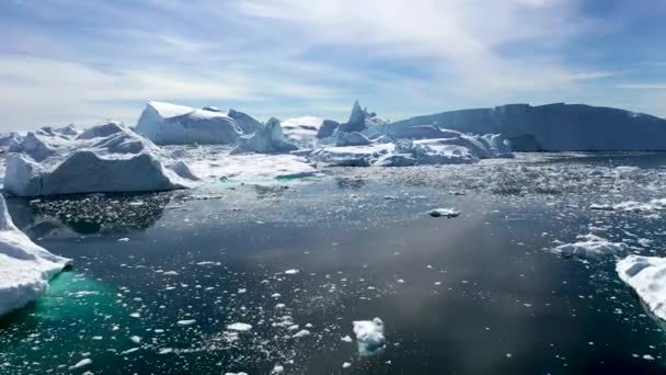 北極圏の風景 ターコイズ海岸で氷山が溶け出した 極地の自然環境における巨大な氷河 地球温暖化問題における北極の冬の風景 砂漠の白い雪と氷のドローンショット — ストック動画