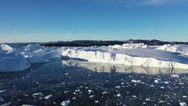 Αρκτικό Τοπίο Παγόβουνα Λιώνουν Στο Τυρκουάζ Κόλπο Του Ωκεανού Τεράστιος — Αρχείο Βίντεο