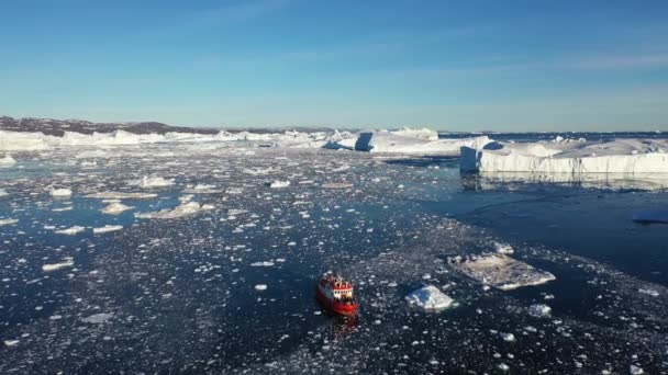 Αρκτικό Τοπίο Παγόβουνα Λιώνουν Στο Τυρκουάζ Κόλπο Του Ωκεανού Τεράστιος — Αρχείο Βίντεο