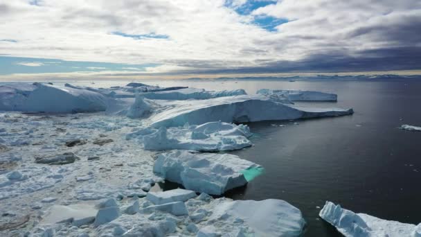 Paisaje Ártico Los Icebergs Derriten Bahía Del Océano Turquesa Enorme — Vídeos de Stock