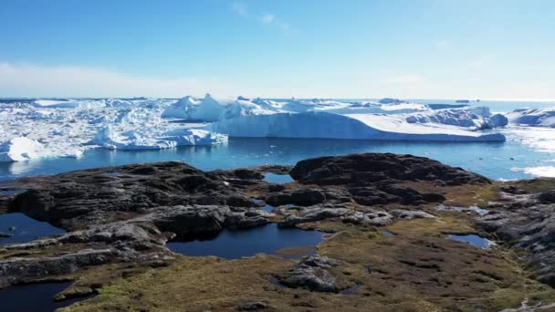 北極圏の風景 ターコイズ海岸で氷山が溶け出した 極地の自然環境における巨大な氷河 地球温暖化問題における北極の冬の風景 砂漠の白い雪と氷のドローンショット — ストック動画