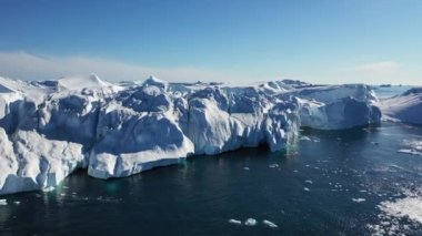 Kutup manzarası. Buzdağları turkuaz okyanus koyunda erir. Kutup doğasında büyük bir buzul. Küresel ısınma probleminde Kuzey Kutbu kış manzarası. Çölün beyaz karlı ve buzlu diyarı..