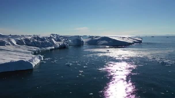 Арктический Пейзаж Айсберги Тают Бирюзовом Океане Огромный Ледник Полярной Природной — стоковое видео