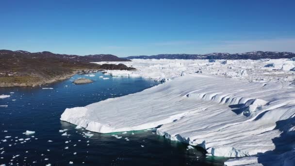 Paisaje Ártico Los Icebergs Derriten Bahía Del Océano Turquesa Enorme — Vídeo de stock
