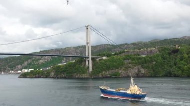 Limandaki modern Norveç köprüsünün panoramik manzarası. Fiyort üzerinde kocaman bir köprü. Norveç 'teki dağ vadisinde büyük bir köprü..