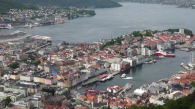 Bergen, Norveç - 30 Haziran 2023: Bergen kentindeki Hanedan mirası ahşap binalar UNESCO 'nun Dünya Mirasları Listesine dahil edildi. Bergen Norveç 'in en büyük ikinci şehridir..