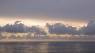 Doğa. Deniz batımı. Muhteşem gün batımı ya da gün doğumu manzarası doğanın inanılmaz ışığı bulutlu gökyüzü ve deniz üzerindeki bulutlar 4k renkli karanlık günbatımı bulutları sürüklüyor. Güzel gökyüzü.