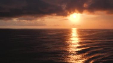 Doğa. Deniz batımı. Muhteşem gün batımı ya da gün doğumu manzarası doğanın inanılmaz ışığı bulutlu gökyüzü ve deniz üzerindeki bulutlar 4k renkli karanlık günbatımı bulutları sürüklüyor. Güzel gökyüzü.