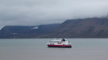 Bir yolcu gemisiyle denizleri ve okyanusları dolaştım. Seyahat gemileri sabah erken saatlerde okyanus denizi özel turizm seyahati konsepti. Lüks yolcu gemisi Pasifik Okyanusu 'nda yelken açıyor.