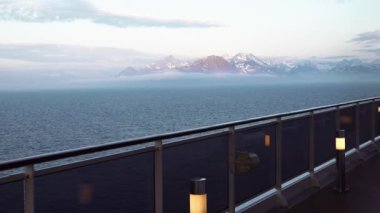 Bir yolcu gemisiyle denizleri ve okyanusları dolaştım. Seyahat gemileri sabah erken saatlerde okyanus denizi özel turizm seyahati konsepti. Lüks yolcu gemisi Pasifik Okyanusu 'nda yelken açıyor.