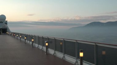 Bir yolcu gemisiyle denizleri ve okyanusları dolaştım. Seyahat gemileri sabah erken saatlerde okyanus denizi özel turizm seyahati konsepti. Lüks yolcu gemisi Pasifik Okyanusu 'nda yelken açıyor.