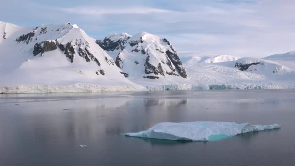Vacker Natur Antarktiskt Landskap Isberg Glaciärer Och Berg Vid Solnedgången — Stockvideo
