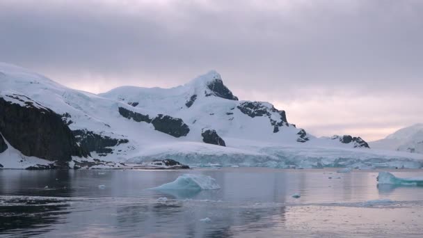 Schöne Natur Antarktische Landschaft Eisberge Gletscher Und Berge Bei Sonnenuntergang — Stockvideo
