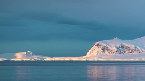 Hermosa Naturaleza Paisaje Antártico Icebergs Glaciares Montañas Atardecer Cambio Climático — Vídeo de stock