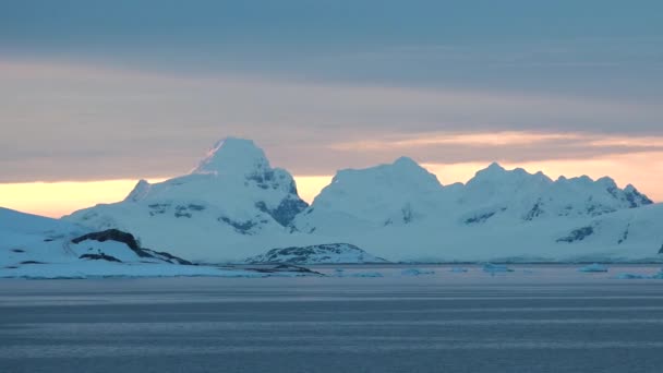 Prachtige Natuur Antarctisch Landschap Ijsbergen Gletsjers Bergen Bij Zonsondergang Klimaatverandering — Stockvideo