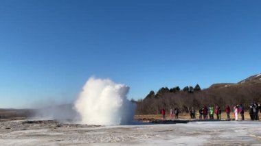 İzlanda. Gayzer Strokkur 'u patlatıyor. Strokkur jeotermal alanın bir parçasıdır. Yerden duman tütüyor. Dünyadaki en güzel yerler..