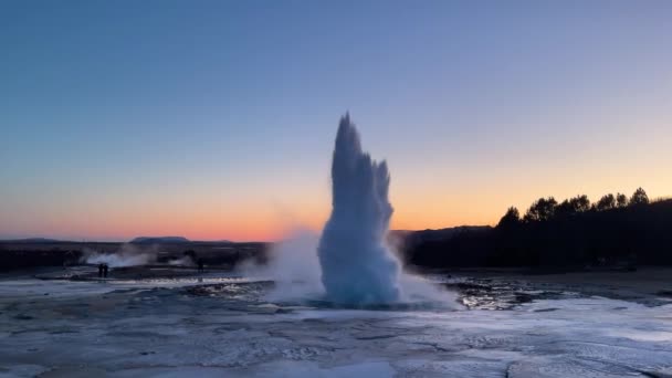 Islandia Wybuchający Gejzer Strokkur Strokkur Jest Częścią Obszaru Geotermalnego Dym — Wideo stockowe