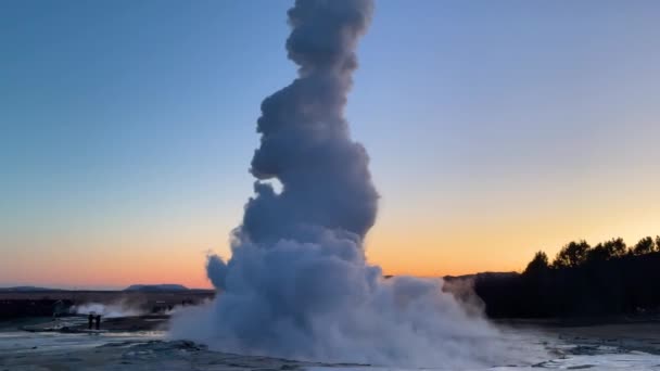Islande Éruption Geyser Strokkur Strokkur Fait Partie Zone Géothermique Fumée — Video