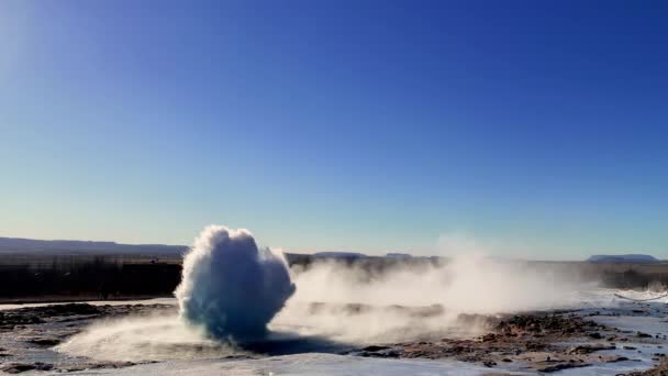 Исландия Извергающийся Гейзер Strokkur Строккур Является Частью Геотермальной Области Дым — стоковое видео