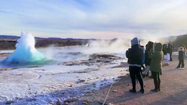 Исландия Извергающийся Гейзер Strokkur Строккур Является Частью Геотермальной Области Дым — стоковое видео